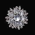 Spilla a fiore scintillante con base in lega d'argento e cristalli su sfondo nero - MM-BR-1831 / Argento