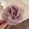Pinza per capelli con fiore in tessuto rosa polvere e petali di organza a strati - Pinza per capelli / Viola