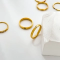 Set van vijf vergulde titanium ringen met zirkonia steentjes en gegolfde texturen - US 6 / 2 Diamanten