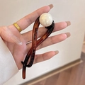 Pinza para el cabello retorcida marrón translúcida con una gran perla blanca - Carey con Perla Blanca