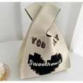 Borsa tote in maglia color crema con motivo a cuore pixel nero e scritta Sweetheart - Pixel Cuore Nero Bianco