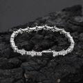 Silbernes Tennisarmband mit Zirkonia-Steinen auf strukturiertem schwarzem Felsgestein - Bracelet 7 Inches (17.78cm In Length) / Weißgold (Breite 6.5mm)