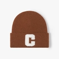 Bonnet en maille côtelée marron avec une lettre C brodée en bouclette sur le revers - Couleur caramel