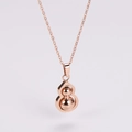 Detalle del collar con colgante de calabaza en oro rosa y marco de metal calado fino - Oro rosa