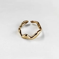 Detailopname van een gouden onregelmatige gegolfde open ring van gepolijst roestvrij staal - Golvende Opengewerkte Stijl (R020128)