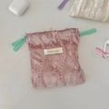 Détail du pochon en velours rose avec dentelle et cordon vert menthe pour petits objets - Rose