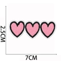 Gedetailleerd overzicht van drie roze hart-borduurpatches met een lengte van 7 cm - C2GS-078-01