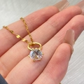 Elegante collar bañado en oro con colgante de circón sostenido a mano para ver escala - Dorado
