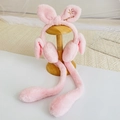 Dettaglio di paraorecchi in peluche rosa a forma di coniglio con ricamo smile dorato - Taglia unica / Rosa