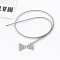 Dettaglio di cintura elastica in metallo argento con fibbia a fiocco con strass - 60-80cm / 15 Doppia Coda / Argento