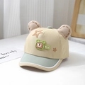 Dettaglio del cappello da orsetto per neonati con orecchie e ricamo a stella NICE - 48cm (6M-2A) / Cachi chiaro