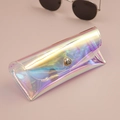 Détail de l'étui à lunettes en PVC holographique avec bouton-pression en métal argenté - Blanc AB