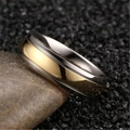 Polierter Ring aus Titanstahl in Gold und Silber auf natürlichem braunem Steinhintergrund - US 7 / 6MM Zweifarbiger Doppellinienbogen (Kein Stein)