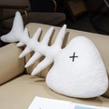 Plüschiges Fischgrätenkissen aus weißem Teddyfleece auf einem beigen Stoffsofa - 45cm / Kreuz Auge Stil