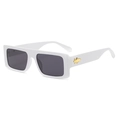 Retro-Sonnenbrille mit weißem Rechteckrahmen, goldenem Insektenemblem und grauen Gläsern - Weißer Rahmen Dunkelgraue Gläser