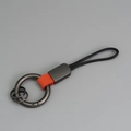 Porte-clés en cuir orange avec anneau en métal noir et cordon tressé noir élégant - Rouge + Gunmetal