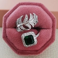 Anello regolabile in argento con piuma di zirconi e gemma smeraldo in scatola rosa - Aperto Regolabile / Verde