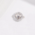 Vue macro du connecteur cœur en argent avec zircons et deux anneaux pour création de bijoux - Style Cœur Brillant Vidé Argenté