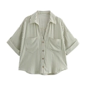 Détail d'une chemisette rayée avec poches avant et col à revers pour femme en été - XS / Rayures vertes