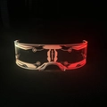 Detail der Cyberpunk LED-Brille mit roten leuchtenden Geometriemustern auf klarem Rahmen - Rot