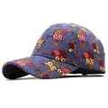Détail de l'imprimé hibou multicolore sur casquette de baseball en toile coton bleu marine - Réglable / Imprimé Hibou Bleu Foncé
