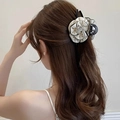 Vue détaillée d'une femme portant une pince à cheveux en forme de fleur de camélia bicolore - Pince à cheveux / Blanc