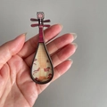Antiker chinesischer Pipa-Kühlschrankmagnet mit traditionellem roten Blumenmuster - Pipa (Hölzern)