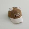 Dettaglio del cappellino da neonato con orecchie 3D e ricamo di orsetto su puro cotone - 50-52cm 1-4 anni / Cachi