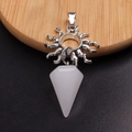 Detalle de marco solar plateado con colgante de punta de cristal blanco hexagonal - Jade Blanco