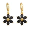 Detail von goldenen Blumenohrringen mit schwarzen Blütenblättern und Zirkonia-Akzenten - Schwarz