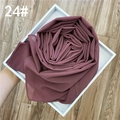 Gros plan d'un châle en mousseline vieux rose avec texture fine plié en fleur - Rose Foncé