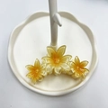 Elegante molletta per capelli in resina gialla con fiori di frangipane su supporto - Girasole / 9.5CM / Giallo