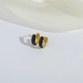Elegante vergoldete Creolen mit schwarzem Emaille-Inlay auf weißem Seidenstoff - Schwarz