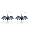 Detalle de los pendientes de alas de murciélago de Halloween con textura de esqueleto - Alas de Murciélago