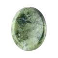 Pierre d'inquiétude ovale verte avec veines naturelles sur fond blanc pur - Jade du Sud / 45*35*8mm