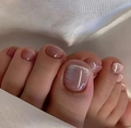 Gros plan sur les ongles de pieds œil de chat or rose avec paillettes et finition brillante - Style Pailleté Œil de Chat Or Rose (FW66)