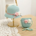 Détail du chapeau de paille vert menthe et sac assorti avec ruban et fleurs - Ensemble / Bleu lac