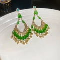 Dettaglio di orecchini vintage con nappe, gocce verdi e cristalli blu su piatto bianco - Verde (Perno in Argento S925)