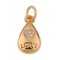Gedetailleerd zicht op een gouden druppelhanger met hartkristal en LOVE-gravure - Waterdruppel hart