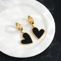 Elegante goudkleurige roestvrijstalen hartoorbellen met zwart schelpje op wit bordje - Goud Zwarte Schelp