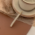 Détail de la barrette dorée élégante avec deux rangées de perles blanches sur fond chaud - Double Rangée de Perles-Épingle à Cheveux Dorée