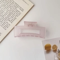 Detail einer rosa mattierten rechteckigen Haarklammer auf weißer Fläche mit Requisiten - Matt Quadratisch Rosa / 8.5cm