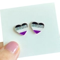 Gros plan de boucles d'oreilles cœur drapeau asexuel avec paillettes sur carte - Style Cœur Drapeau Asexuel (3)