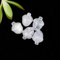 Juego de cinco colgantes de bellota de cristal blanco translúcido en fondo negro - Cristal de roca