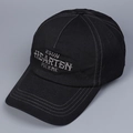 Dettaglio del ricamo grigio su cappello da baseball nero in cotone con cuciture di rinforzo - Nero