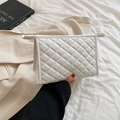 Neceser minimalista acolchado blanco en cuero PU sostenido por una modelo con estilo - Blanco