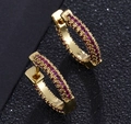 Boucles d'oreilles dorées de luxe avec trois rangées de zircons roses micro-pavés - Créole en zircon rose