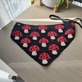 Bandana triangle fait main au crochet noir avec motifs de champignons rouges et blancs - Nouveau Champignon Noir