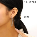 Dettaglio degli orecchini a cerchio da 5 cm in acciaio inossidabile sul modello - 5cm / Argento