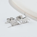 Asymmetrische Katzenohrstecker aus Edelstahl mit Motiven einer Katze beim Dehnen und Gehen - Stahlfarbe